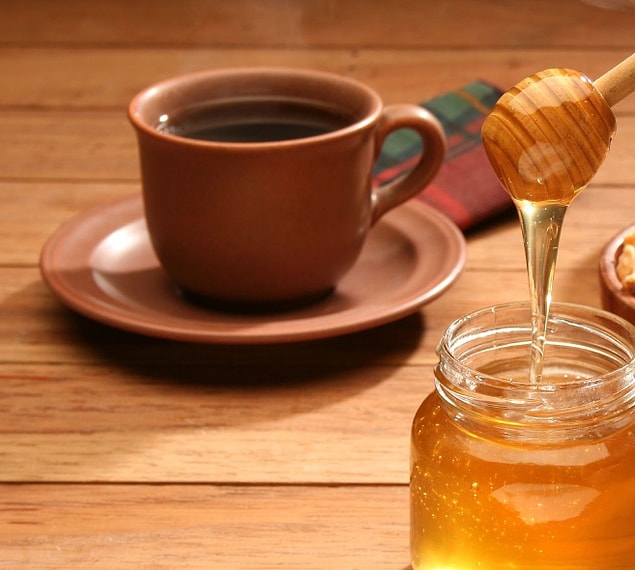 Kahve ya da çayınıza, limon ve bal eklemeyi deneyin.