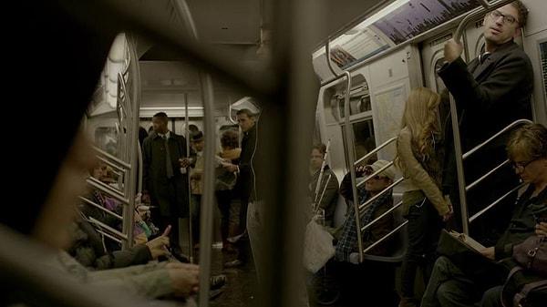9. Metro sahnesinde Elliot'a bakan sağdaki gözlüklü adam dizinin yaratıcı Sam Esmail'dir. Böyle ayrıntılara yer vermesi dizinin önemli bir parçası.