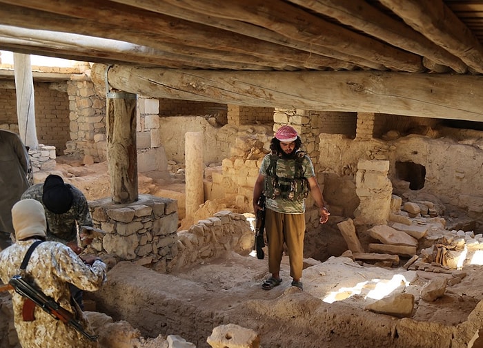 IŞİD Bin 600 Yıllık Manastırı Buldozerlerle Yıktı