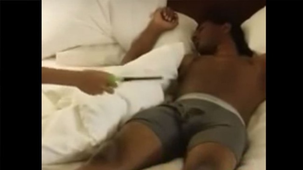 Duydunuz mu Aşkın Ateşini: Aldatan Erkek Arkadaşının Penisini İtinayla Ateşe Veren Kadın