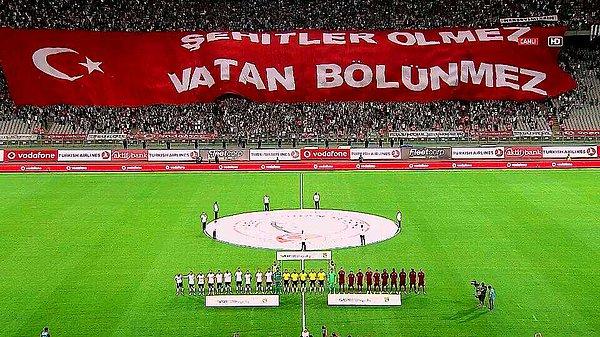 Beşiktaş tribünlerinde açılan bayrak