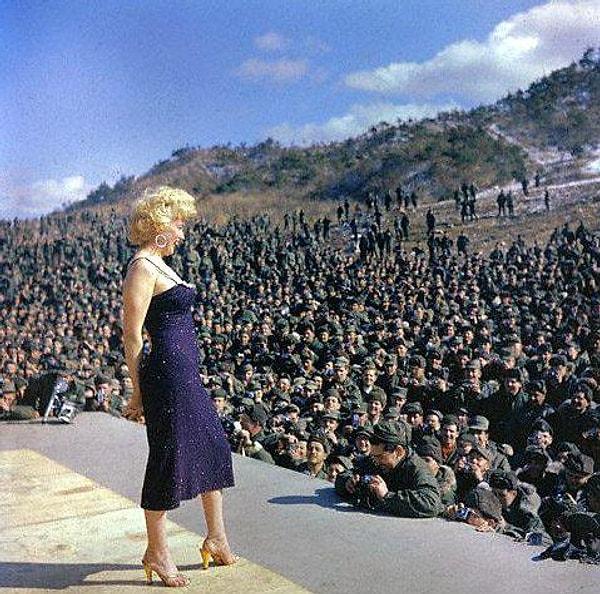 17. Marilyn Monroe Kore'deki askerleri moral amaçlı ziyaret ediyor, 1954