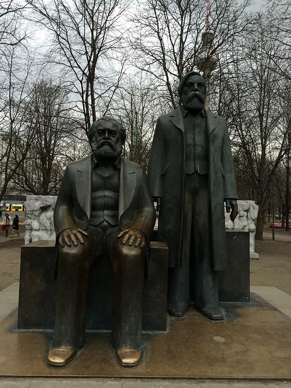 6. Yol üstünde bir uğrak: Karl Marx- Friedrich Engels Anıtı'na selam sarkıtmak