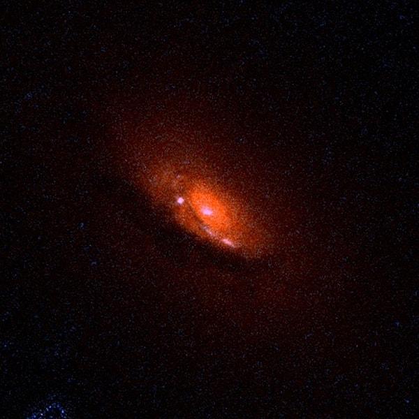 7. Astronomi atlaslarında 3C236 olarak bildirilen ve yaklaşık 10 milyar süpernova şiddetinde olan galaksi, bilinen en büyük galaksidir.