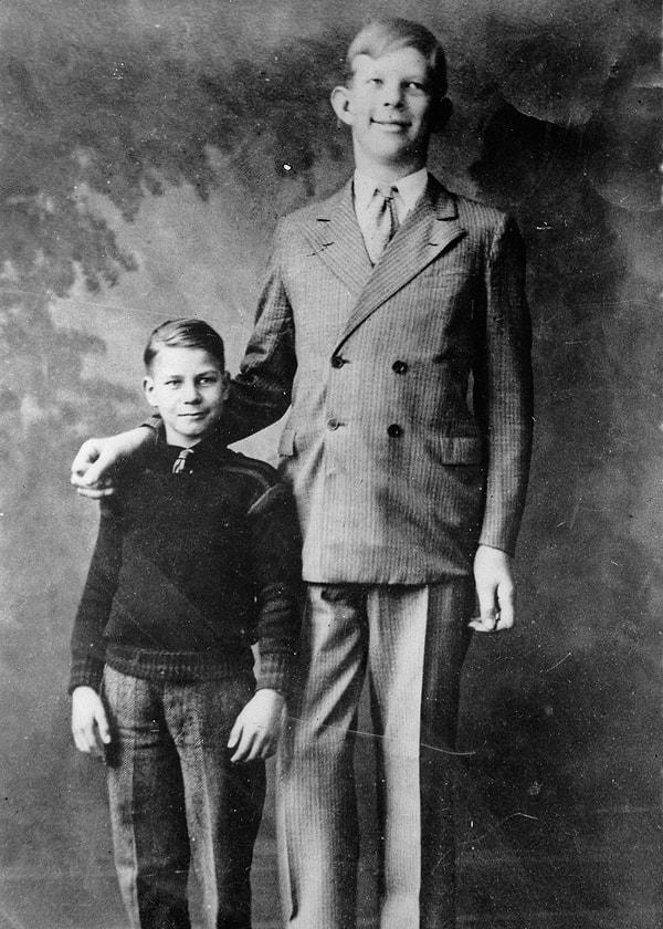 22 şubat 1918'de Alton-Illinois'te, Harold ve Addie Wadlow çifti, 3.9 kg ağırlığında tamamen normal bir erkek bebek sahibi olmuş. Robert adı verilen bebeğin ilk yaş gününde boyu 1.07 m, ağırlığı 20.4 kg ölçülmüş ve aynı hızla büyümeye devam eden Robert'ın boyu sekiz yaşında babasını geçmiş bile.