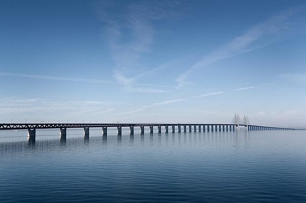 İsveç'le Danimarka 15 kilometre uzunluğunda bu güzeller güzeli Öresund Köprüsü'yle birbirine bağlı ama bakmayın bunların arası hep limonidir.