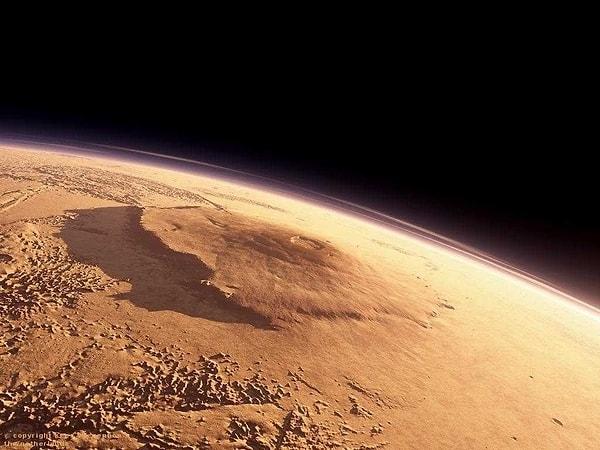 3. Evrende keşfedilen en büyük dağ Mars'taki 600 km çapında ve 25.000 metre yüksekliğindeki Olimpos'tur.