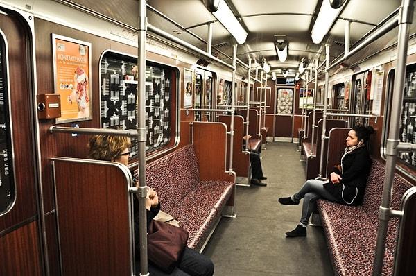 Berlin'in kendine özgü iç tasarıma sahip metro treni