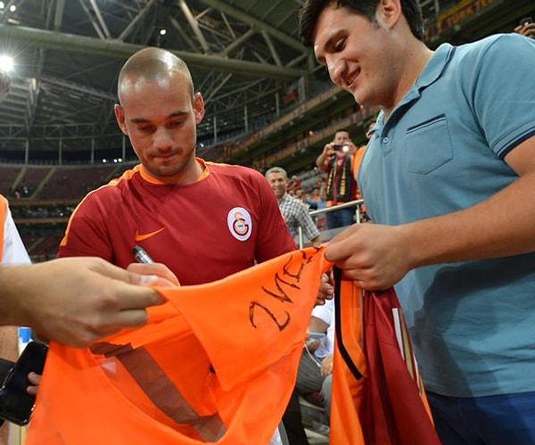 Ankara'dan İstanbul'a maç için getirilen Sezgin'in bugün hayalleri gerçekleşti. Hem Sneijder'le tanıştı hem de Sneijder imzalı forma sahibi oldu.