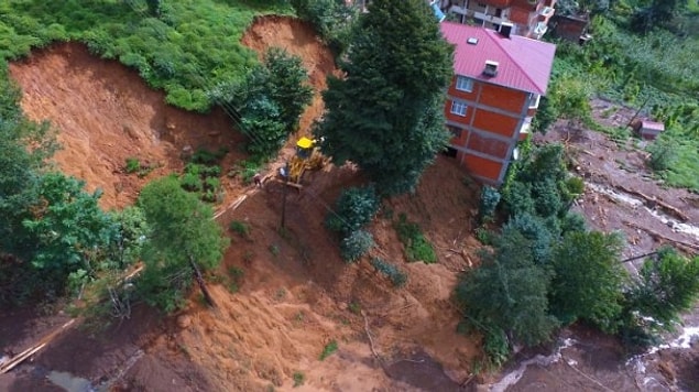 4- Karadeniz Sahil yolu, HES ve maden arama faaliyetleri, doğal denge ve dere yataklarının zeminini bozdu.
