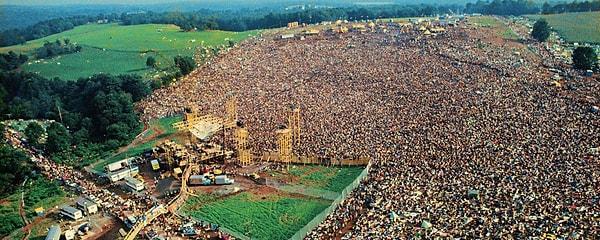 8. Woodstock'ta tam anlamıyla insan seli yaşanıyordu.