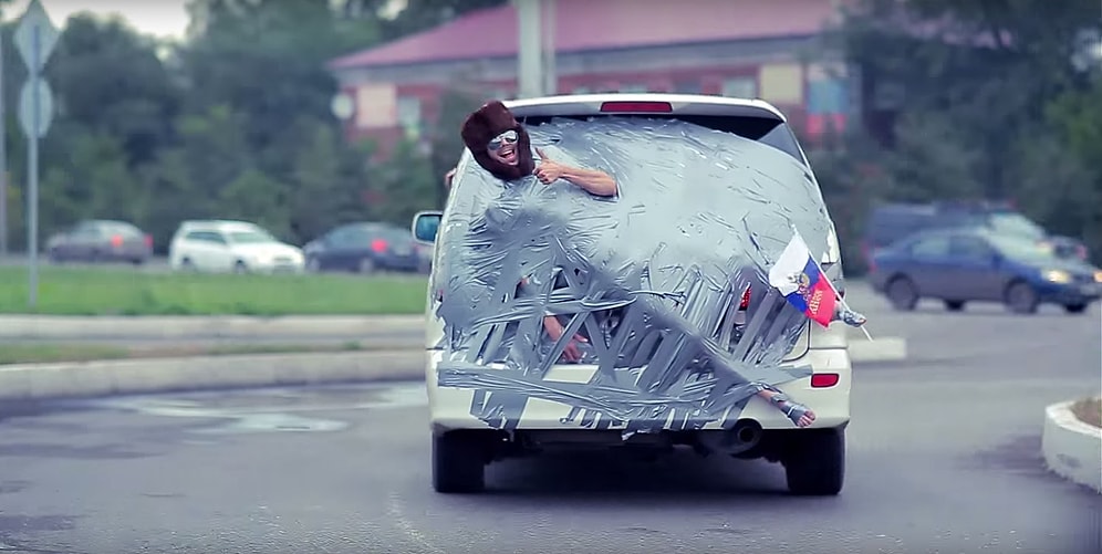 Çılgın Gencin Kendini Hareket Eden Arabaya Bantlatıp Şehir Turu Yapması