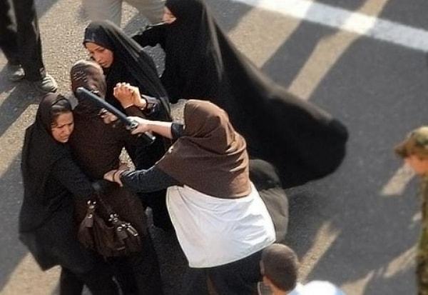 5. Devlet tarafından oluşturulan din polisleri, kadınları hayatın her alanında gölge gibi takip edip şeriata uygun davranıp davranmadıklarını denetliyor.