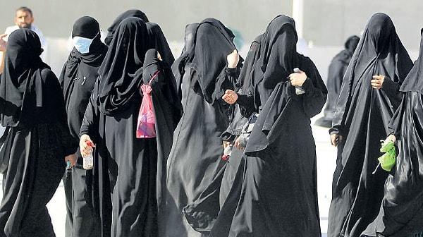1. Suudi Arabistan’da kadın ve kızlar, yabancılar da dahil, siyah giyinmek zorundadırlar. Giysileri ya çarşaf ya da abaye olacak, başları kapalı olup ayakları görünmemelidir.