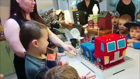 Doğum Günü Pastasının Optimus Prime'a Dönüşmesi