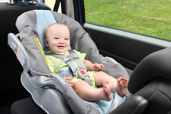 7. Sadece kemer de değil, aslında bebeğinizi araba koltuğuna oturturken bütün bunlardan emin olmanız gerekir: