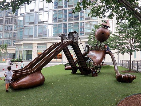 4. Brooklyn merkezli sanatçı Tom Otterness tarafından New York'ta tasarlanan Silver Towers oyun alanında sanatçının tasarladığı 27 farklı bronzdan figür bulunmakta.