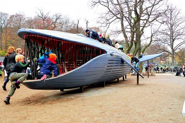 13. MONSTRUM ayrıca İsveç'in Göteborg şehrinde çocukların mide içine tırmabileceği ve sırtından aşağı kayabileceği bu 16 metrelik mavi balinayı inşa etmiş.