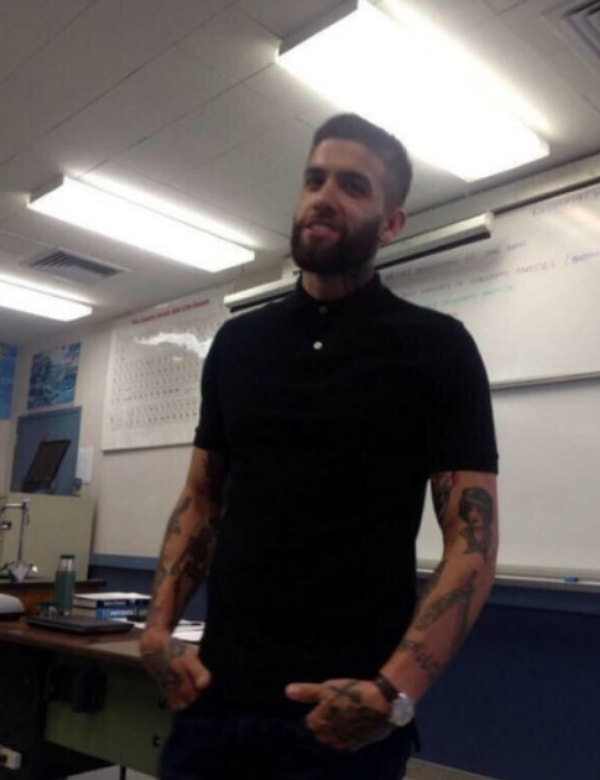 15. ''Дети, смотрим на меня, а не на мои татуировки".