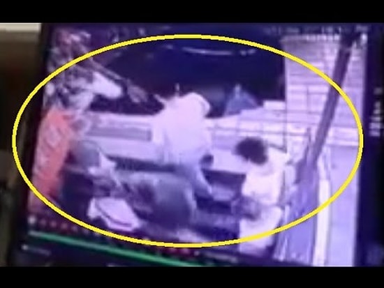 Kaldırımın Bir Anda Çökmesiyle Kendilerini Çukurda Bulan İnsanlar