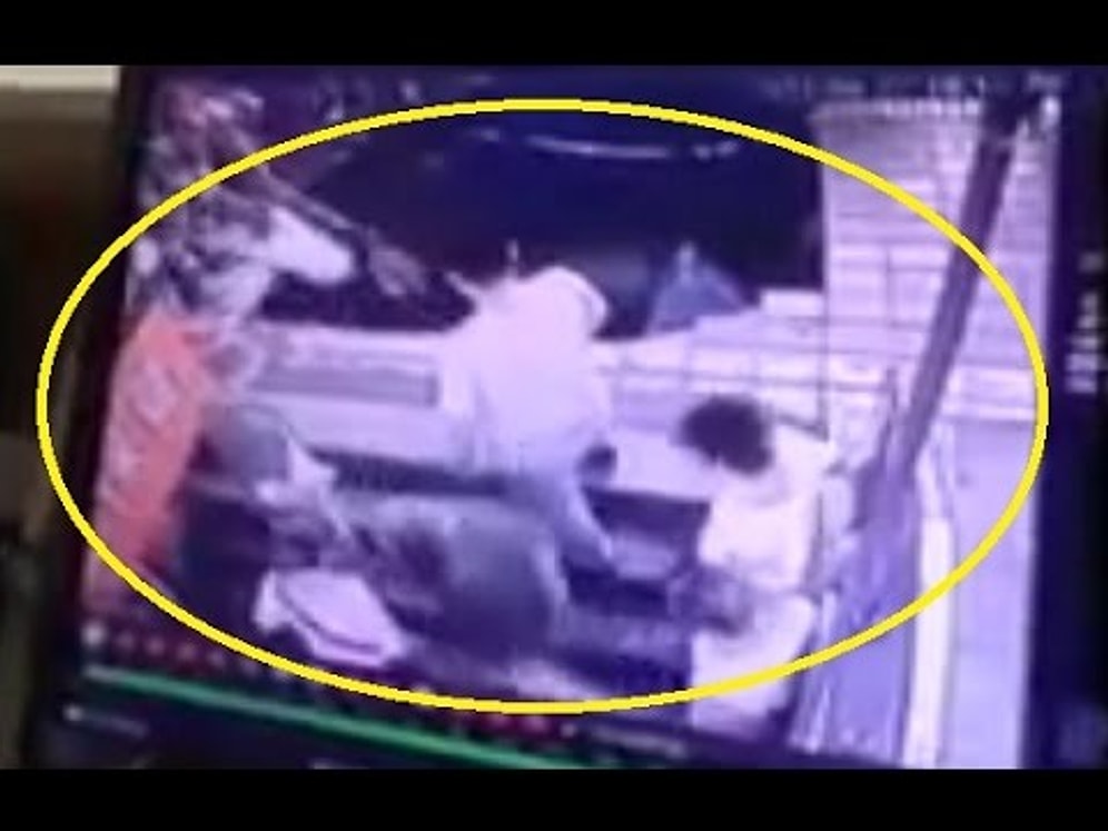 Kaldırımın Bir Anda Çökmesiyle Kendilerini Çukurda Bulan İnsanlar