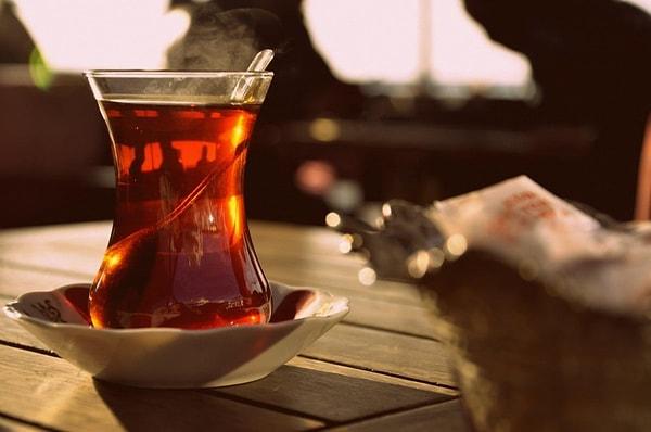 24. 'Bir çay yalnızlığı Emirgân’dan öteye, değdikçe ısındığı yaldızlı bardağın..'