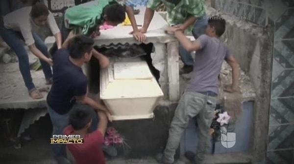 Çığlıkların ardından hemen yardım çağırmak için akrabalarının yanına koşan Rudy, bir süre sonra betondan mezarı kırabilmek için aletlerle geliyor.