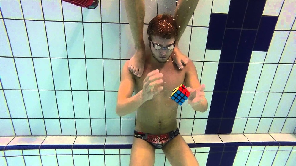 Tek Nefeste Suyun Altında 3 Rubik Küpünü Çözen Genç