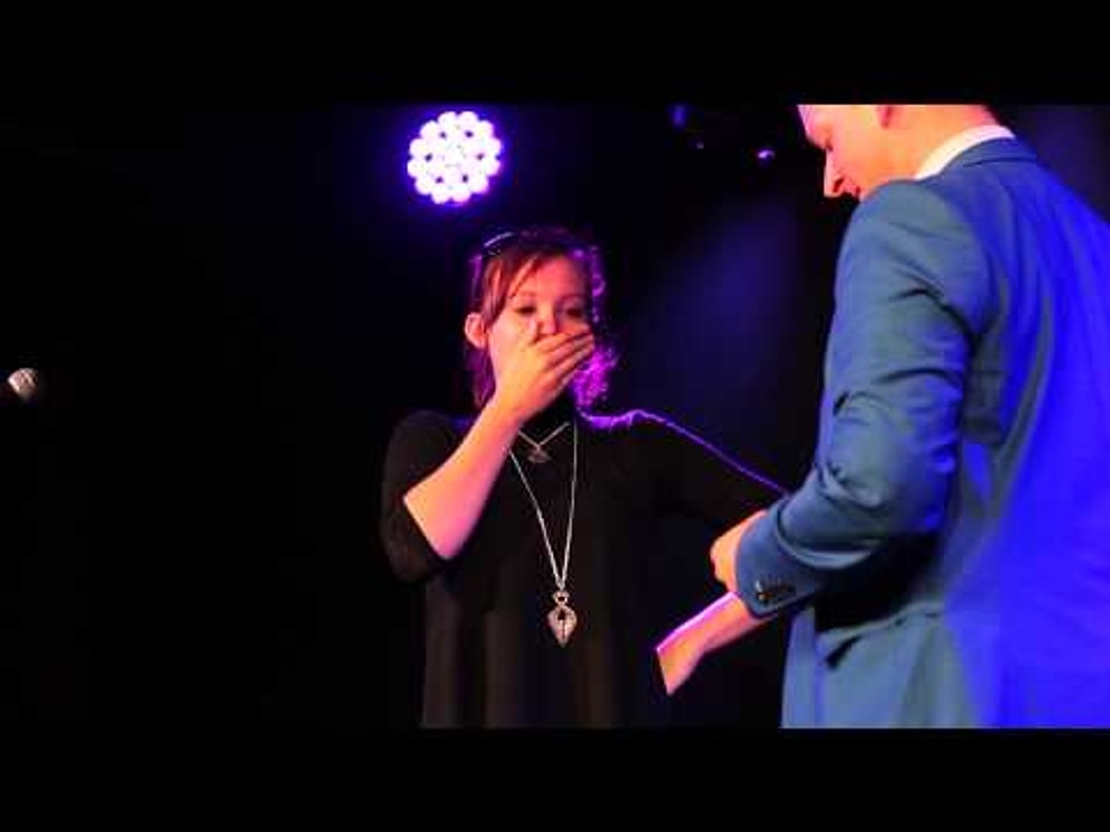 Mutluluk Gözyaşları Sel! Yaptığı Evlilik Teklifini Sahne Şovuna Dönüştüren Sihirbaz