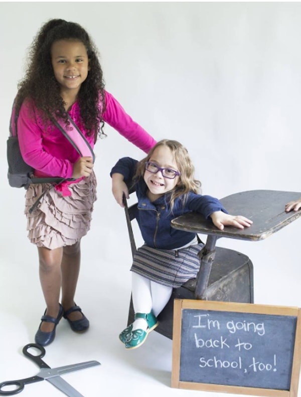 Кора с другими детьми на съемках рекламы.