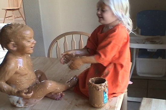 Kardeşini Fıstık Ezmesiyle Kaplayıp Onu Daha da Tatlandıran Ufaklık