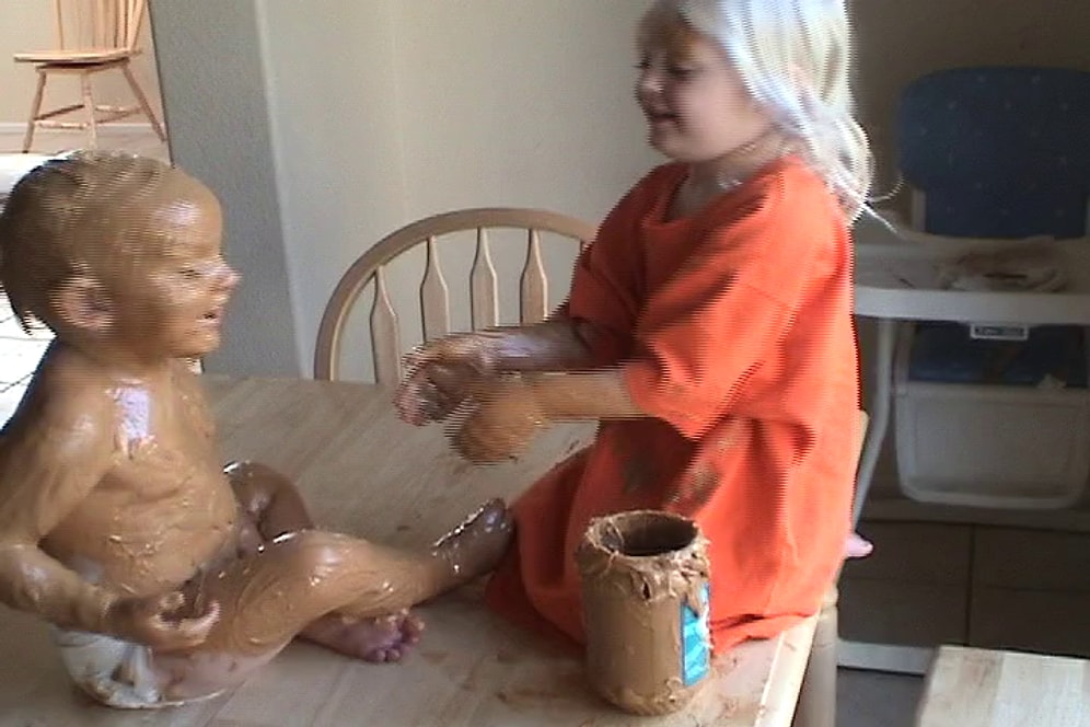 Kardeşini Fıstık Ezmesiyle Kaplayıp Onu Daha da Tatlandıran Ufaklık