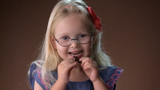 Hayatlarında İlk Kez Bitter Çikolata Yiyen Çocukların Isırılası Tepkileri