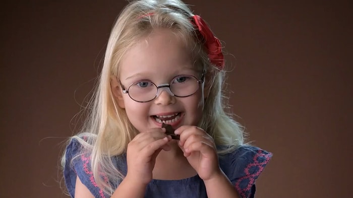 Hayatlarında İlk Kez Bitter Çikolata Yiyen Çocukların Isırılası Tepkileri