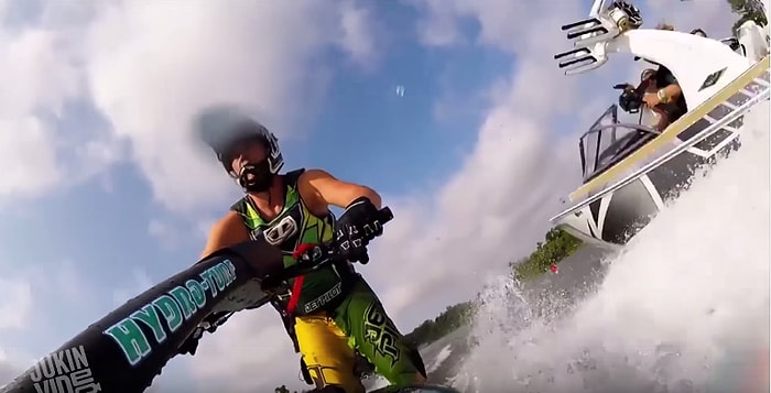 Suyun Ortasında Jet Ski ile Çift Takla Atan Manyak Adam