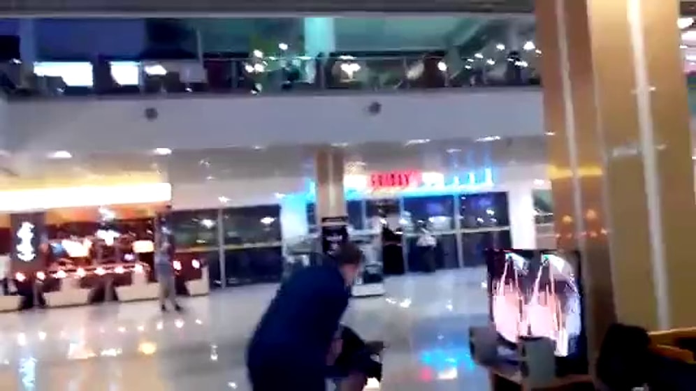 Sanal Gerçekliliği Doruklarda Yaşayan Adamın Kırıp Geçiren Görüntüsü