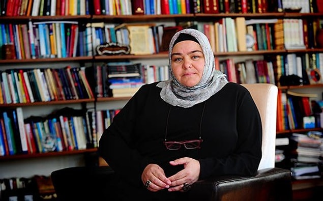 Türkiye'nin ilk başörtülü bakanı