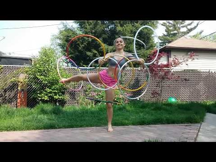 Aynı Anda 9 Hulahup Çevirerek İmkansızı Zorlayan Kadın