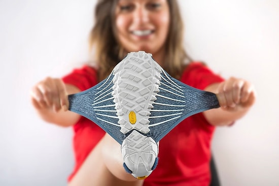 Japon Kültürü'nden İlham Almış Ayağı Tam Sarabilen Ayakkabı Yaptılar!