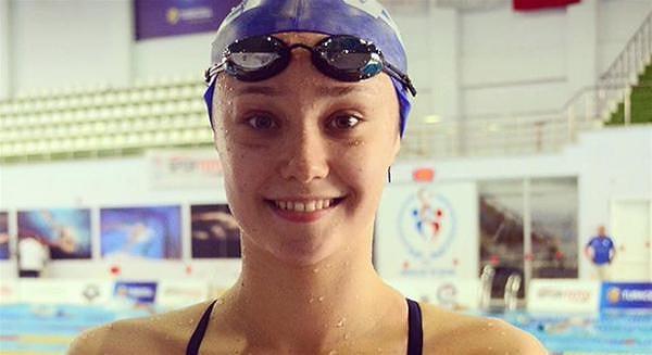 1. 2013 yılı, henüz 15 yaşındaki yüzücü Viktoria Solnceva için rüya gibi geçmişti. Gençler Dünya Şampiyonası’nda 200 metre kurbağalamada altın, 50 metrede gümüş, 100 metrede bronz almıştı!
