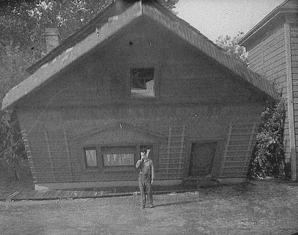 24. Komedyen Buster Keaton, hayranlarını güldürmek için sık sık ölüme meydan okuyan gösteriler yaptı. Bunlardan en ünlü ise bir evi üstüne düşürmesi oldu. O kadar iyi bir pozisyon aldı ki, evin camlarından biri sayesinde dışarıda kalmayı başardı.