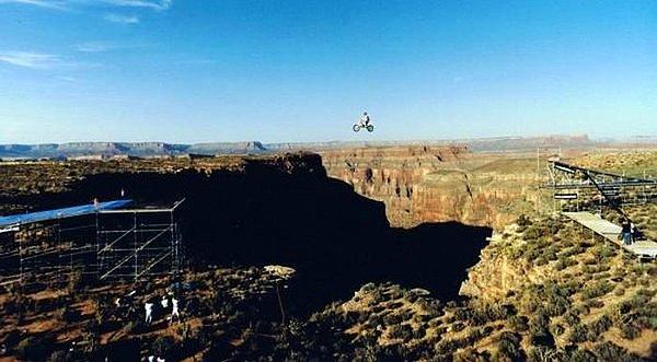 26. Babasının yapmaya çalışırken hayatını kaybettiği işi devralıp tamamlayan Robbie Knievel, 20 Mayıs 1999 tarihinde Büyük Kanyon üzerinden başarılı bir atlayış gerçekleştirdi.