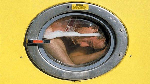 27. 6 çift kelepçe ve iki prangayla bir çamaşır makinesinde kapalı olan sanatçı Rick Meisel, birkaç dakika içinde boğulmasına ramak kala kurtulmayı başardı.