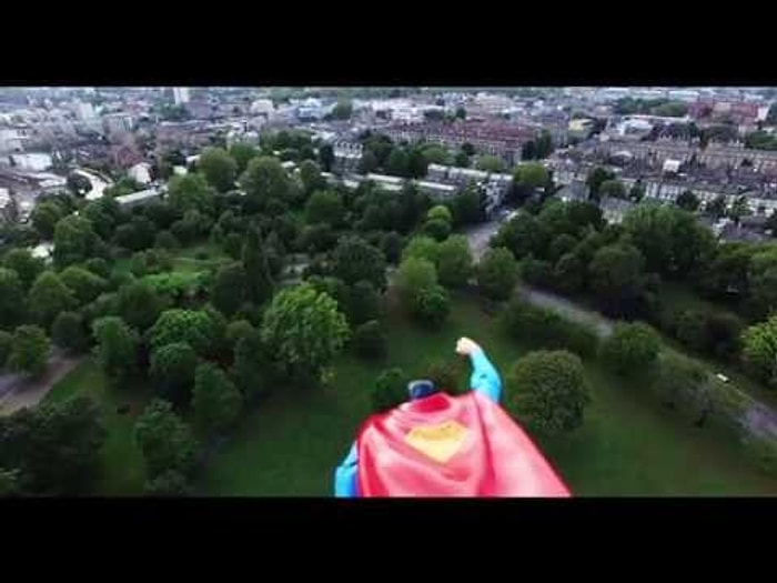 Drone'a Bantlanmış Süperman Oyuncağıyla Filmini Aratmayacak Görüntüler