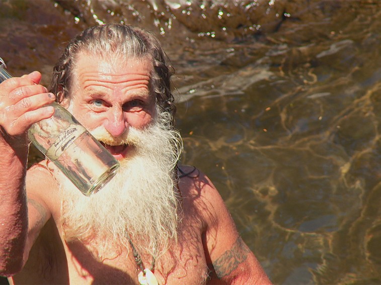 Ağaç Kökünde Yaşayan Mick Dodge'un İnanılmaz Hayatı