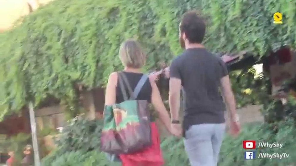 Tanımadığın İnsanlarla Sebepsiz Yere El Ele Tutuşmak | WhyShy