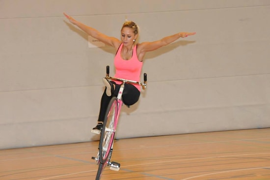 Yetenek Patlaması: Bisiklet Üzerinde Harikalar Yaratan Yetenekli Kadın