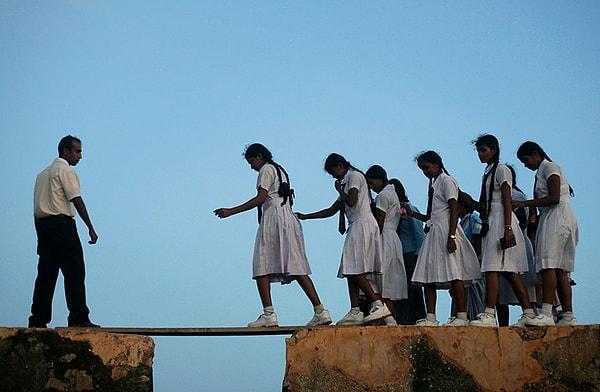 13. Tahta üzerinden karşıya geçen Sri Lankalı öğrenciler.