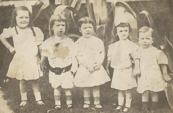 6. 1900'lü yıllara gelindiğinde ise bugünün aksine erkek çocuklar için pembe, kız çocuklar içinse mavi giyme önerileri yapılmaya başlanıyor.