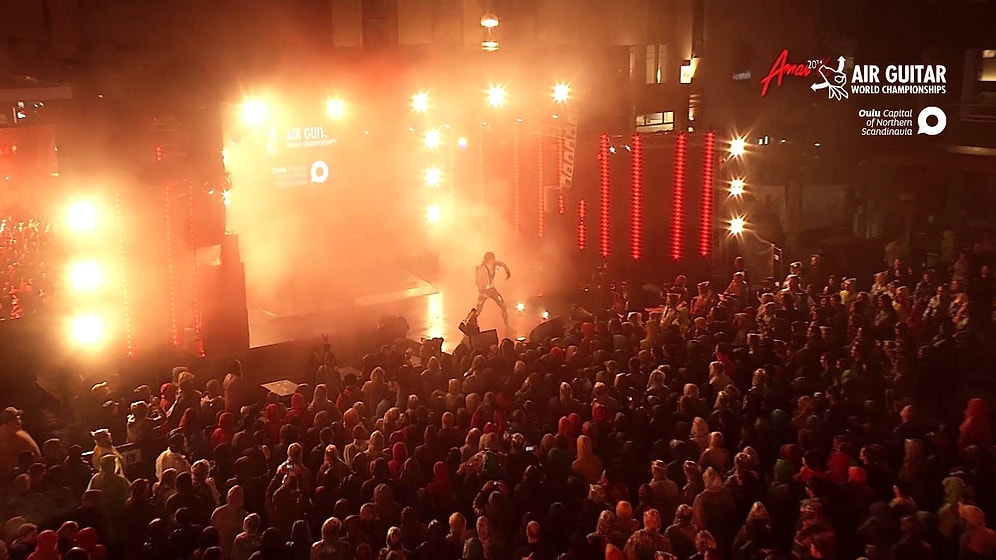 2015 Hayali Gitar Çalma Yarışmasını 'Gitarı Ağlatarak' Kazanan Adam